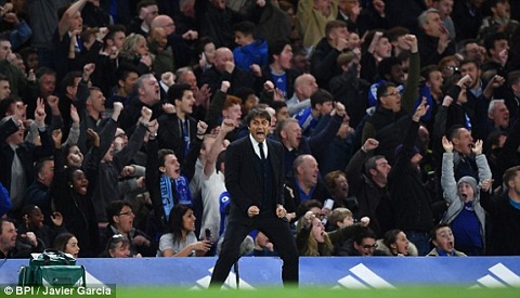 Thắng Man City, HLV Conte vẫn lo mất ngôi vương