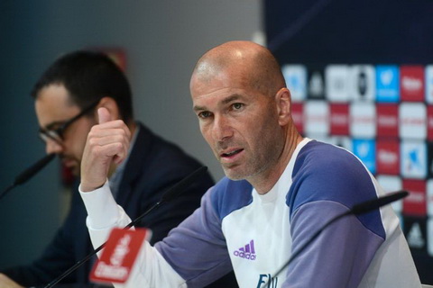 Zinedine Zidane thua nhan co the roi Real Madrid vao cuoi mua.