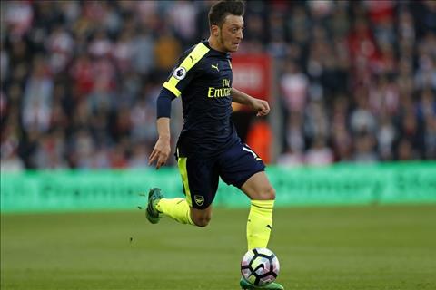 Mesut Ozil báo tin mừng cho Arsenal