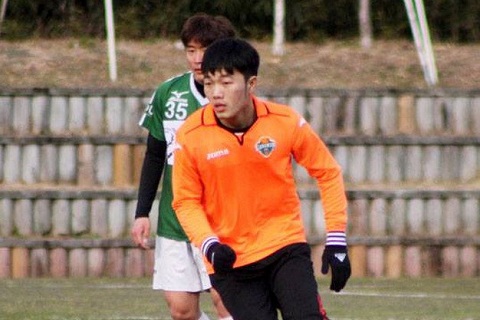 Luong Xuan Truong trong mau ao Gangwon FC