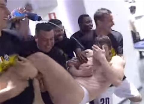 HLV Conte mong đợi màn bị lột sạch đồ và ném vào bồn tắm lạnh