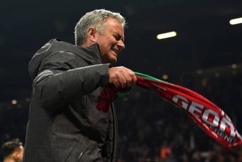 M.U vào chung kết Europa League nghẹt thở: Suýt thì rơi giỏ trứng