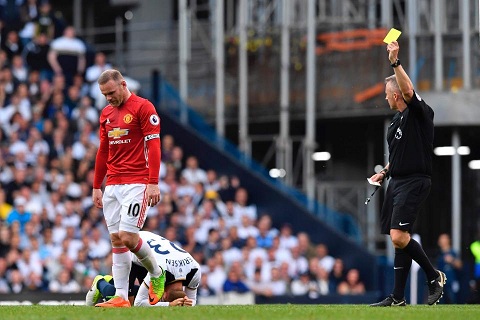 Rooney trong tran thua Tottenham