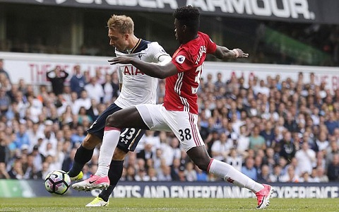 Dư âm Tottenham 2-1 MU: Tuanzebe bị lôi trở lại mặt đất