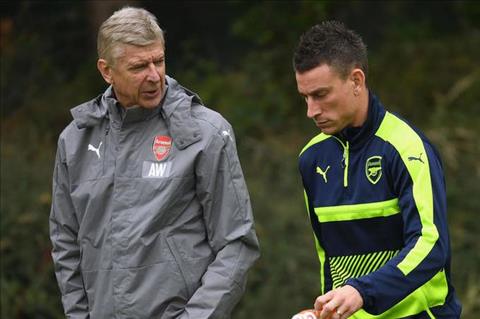 Koscielny không tin thầy Wenger sẽ ở lại Arsenal