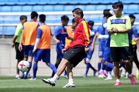 HLV Hoàng Anh Tuấn đặt mục tiêu giành 4 điểm ở vòng bảng