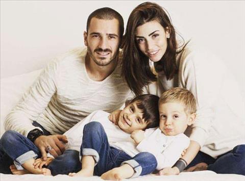 Vợ sao Juventus gây sốc với bức ảnh trong ... toilet