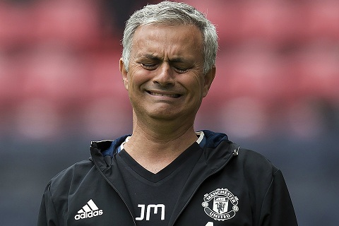 HLV Mourinho cầu xin Crystal Palace rủ lòng thương