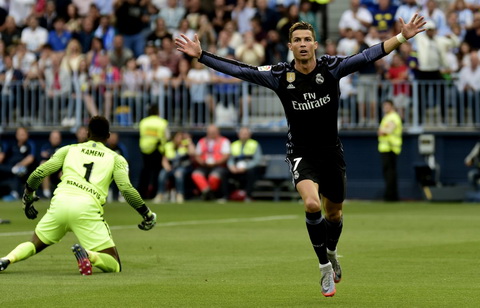 Cris Ronaldo ghi ban mo ti so cho Real Madrid.
