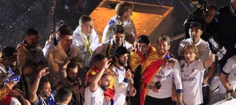 SỐC: Tiền vệ Isco xúc phạm, đòi Pique cúi chào tân vương La Liga