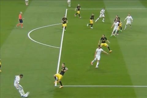 Bàn mở tỷ số của Ronaldo trận Real 3-0 Atletico được ghi trong thế việt vị?