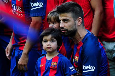 Bí mật chiếc áo đấu Real Madrid trong nhà ... Pique