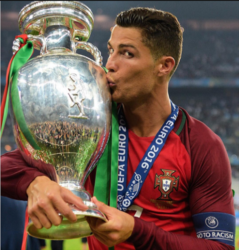 Ronaldo dat 100 trieu nguoi theo doi tren Instagram hinh anh 2