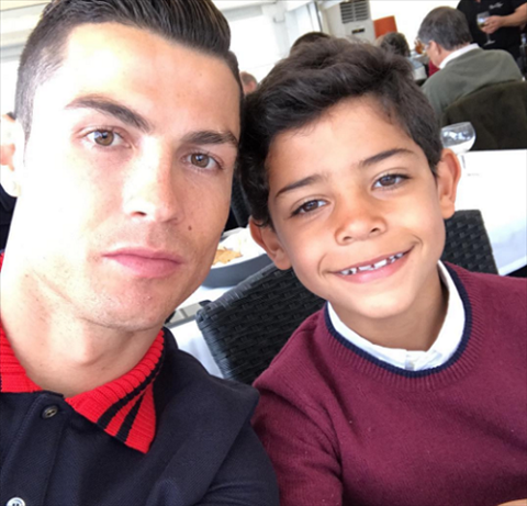 Ronaldo dat 100 trieu nguoi theo doi tren Instagram hinh anh 2