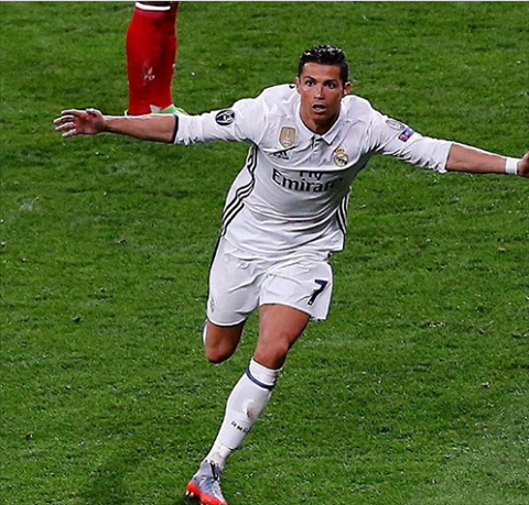 Ronaldo dat 100 trieu nguoi theo doi tren Instagram hinh anh 2