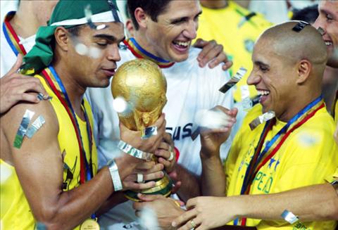 Huyen thoai Roberto Carlos bi cao buoc dung doping o World Cup 2002 hinh anh