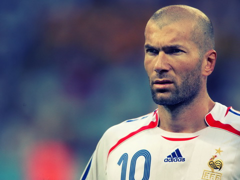 Zinedine Zidane - huyen thoai bong da Phap - von co goc Algeria.