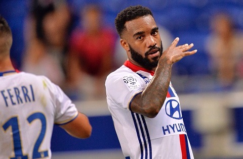 Bị Griezmann từ chối, M.U dẫn đầu cuộc đua giành Lacazette