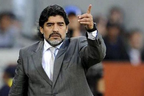 Diego Maradona phan phao nhung loi chi trich cua Alves
