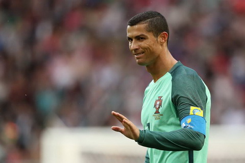 Roi Real Madrid, Ronaldo chi nen tro ve Premier League hinh anh
