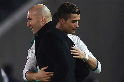 Zidane tang boc tro cung Ronaldo truoc them chung ket C1 hinh anh