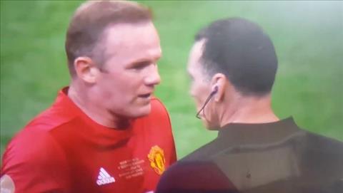 Đòi 11m ở trận cầu tôn vinh Carrick, Rooney bị ném đá