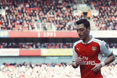 Tien ve Mesut Ozil sap ky hop dong voi Arsenal hinh anh