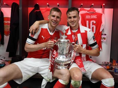 Sao Arsenal hứa nâng đỡ đàn em trước khi ra đi