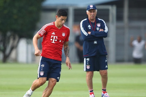 Carlo Ancelotti va James Rodriguez se tai hop trong mau ao Bayern