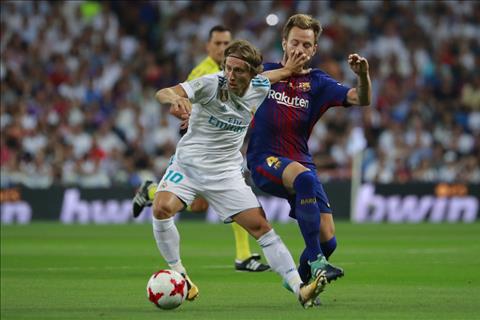 Real vs Barca Modric tranh bong voi Rakitic