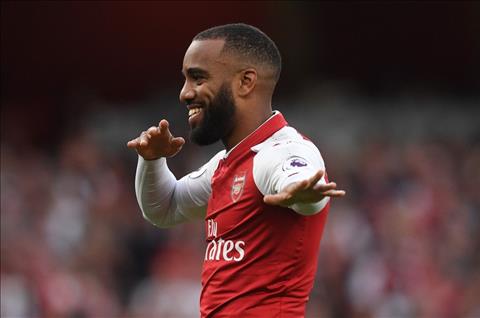 Tien dao Alexandre Lacazette thach thuc Liverpool hinh anh 2