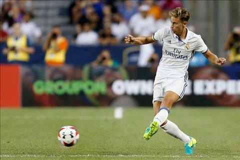 Sao trẻ Real khoe cơ bụng đẹp hơn Ronaldo