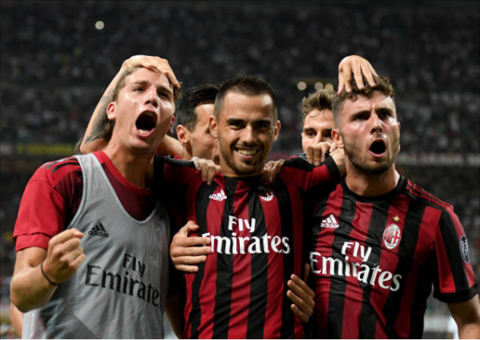 AC Milan 2-1 Cagliari Sao tre toa sang hinh anh