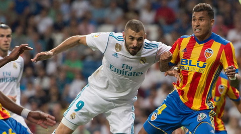 Karim Benzema bo lo qua nhieu co hoi o tran gap Valencia.
