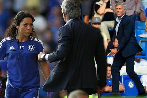 Mau thuan voi nu bac si Eva Carneiro khoi nguon khien Mourinho bi cac cau thu Chelsea lam phan va sa thai tuc tuoi