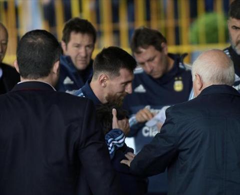Messi ghi diem trong mat NHM Uruguay bang  hinh anh