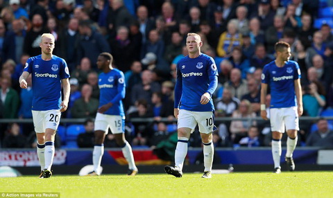 Wayne Rooney la cau thu thu hai phai nhan 100 the phat trong lich su Premier League.