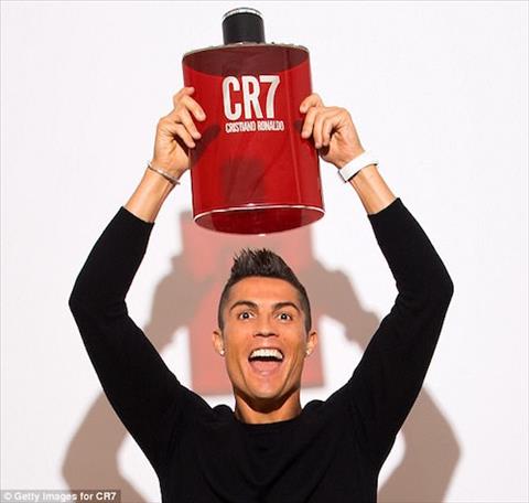 Cristiano Ronaldo ra mat san pham nuoc hoa moi hinh anh