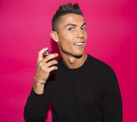 Cristiano Ronaldo ra mat san pham nuoc hoa moi hinh anh