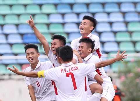U18 Viet Nam danh bai U18 Indonesia de sang cua vao vong ban ket.