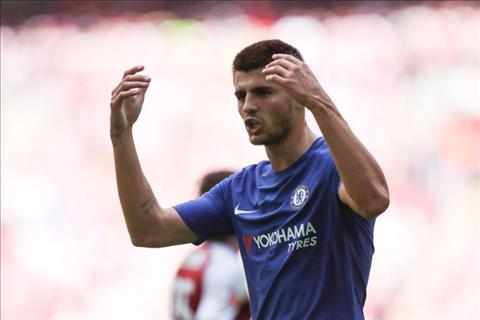 Hazard thách đố tân binh Morata ghi bàn bằng chân