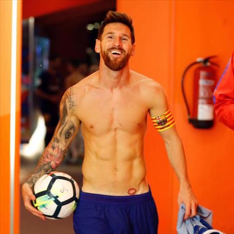 Messi khoe hinh xam moi vo len gan vung nhay cam  hinh anh