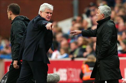 Tiết lộ: Mourinho 2 lần từ chối bắt tay HLV Stoke