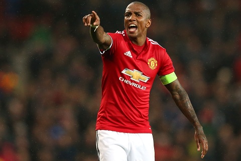 Ashley Young chi ra su khac biet lon nhat khi o ben kia suon doc hinh anh