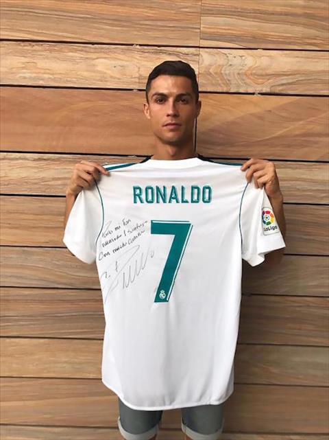 Ronaldo vuong nghi an khong gui tien tu thien hinh anh