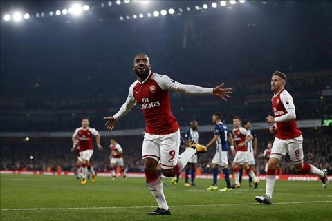 Tien dao Alexandre Lacazette den Arsenal vi Sanchez hinh anh