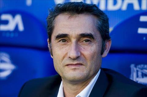 HLV Valverde kho chiu truoc nhung chi trich Barca hinh anh 2