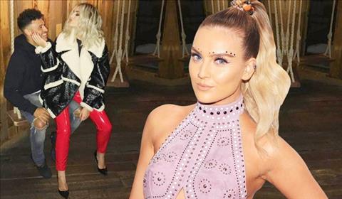 Tiền vệ Chamberlain háo hức đón bồ về Liverpool