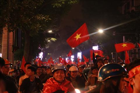 CĐV Việt Nam xuống đường ăn mừng sau chiến thắng vĩ đại của U23 Việt Nam