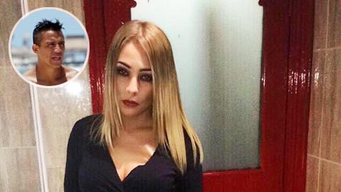 Alexis Sanchez lén lút “đá cặp” nữ sinh sau lưng bồ